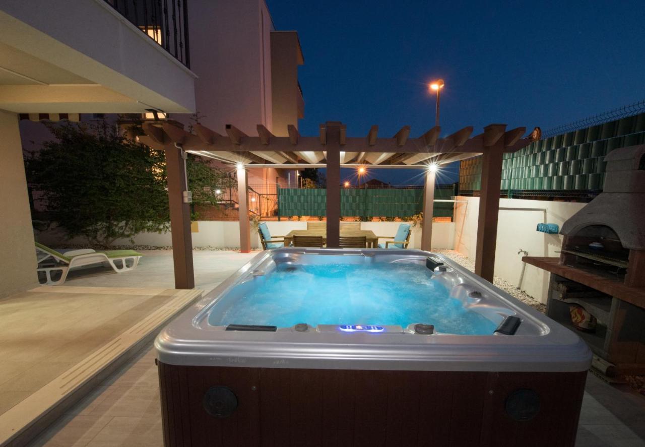 Apartment Miss Tina โตรกีร์ ภายนอก รูปภาพ