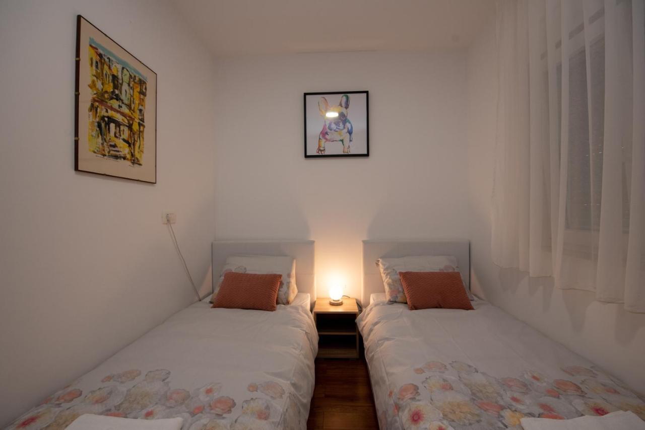 Apartment Miss Tina โตรกีร์ ภายนอก รูปภาพ