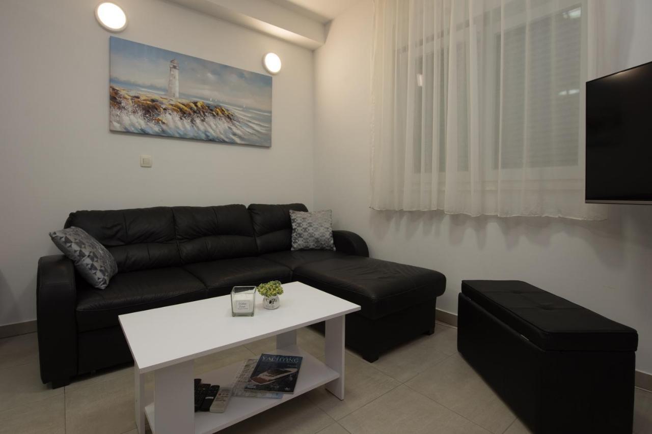 Apartment Miss Tina โตรกีร์ ภายนอก รูปภาพ