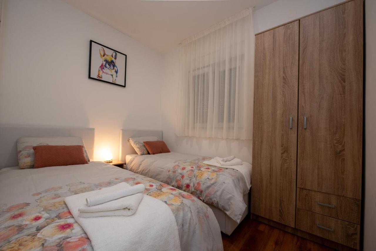 Apartment Miss Tina โตรกีร์ ภายนอก รูปภาพ