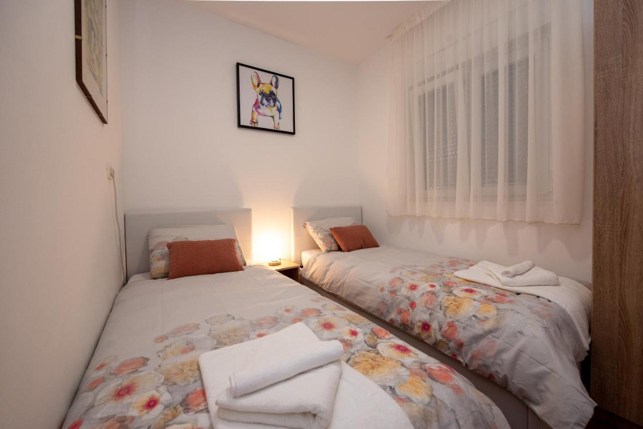 Apartment Miss Tina โตรกีร์ ภายนอก รูปภาพ