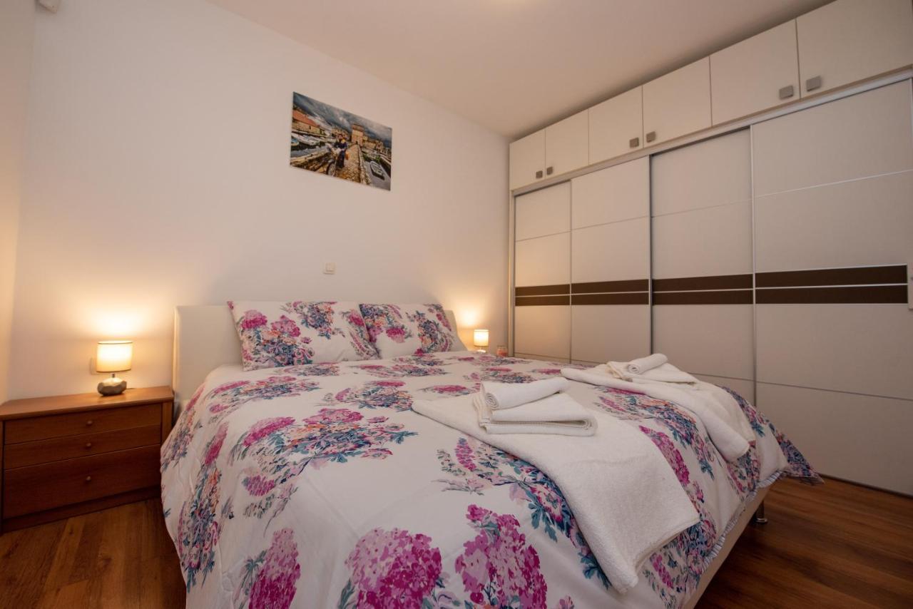 Apartment Miss Tina โตรกีร์ ภายนอก รูปภาพ