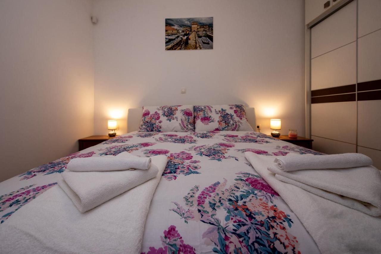 Apartment Miss Tina โตรกีร์ ภายนอก รูปภาพ