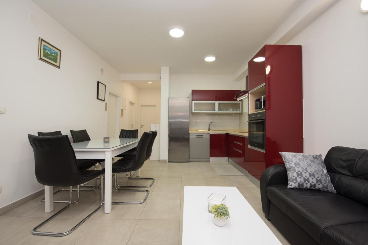 Apartment Miss Tina โตรกีร์ ภายนอก รูปภาพ