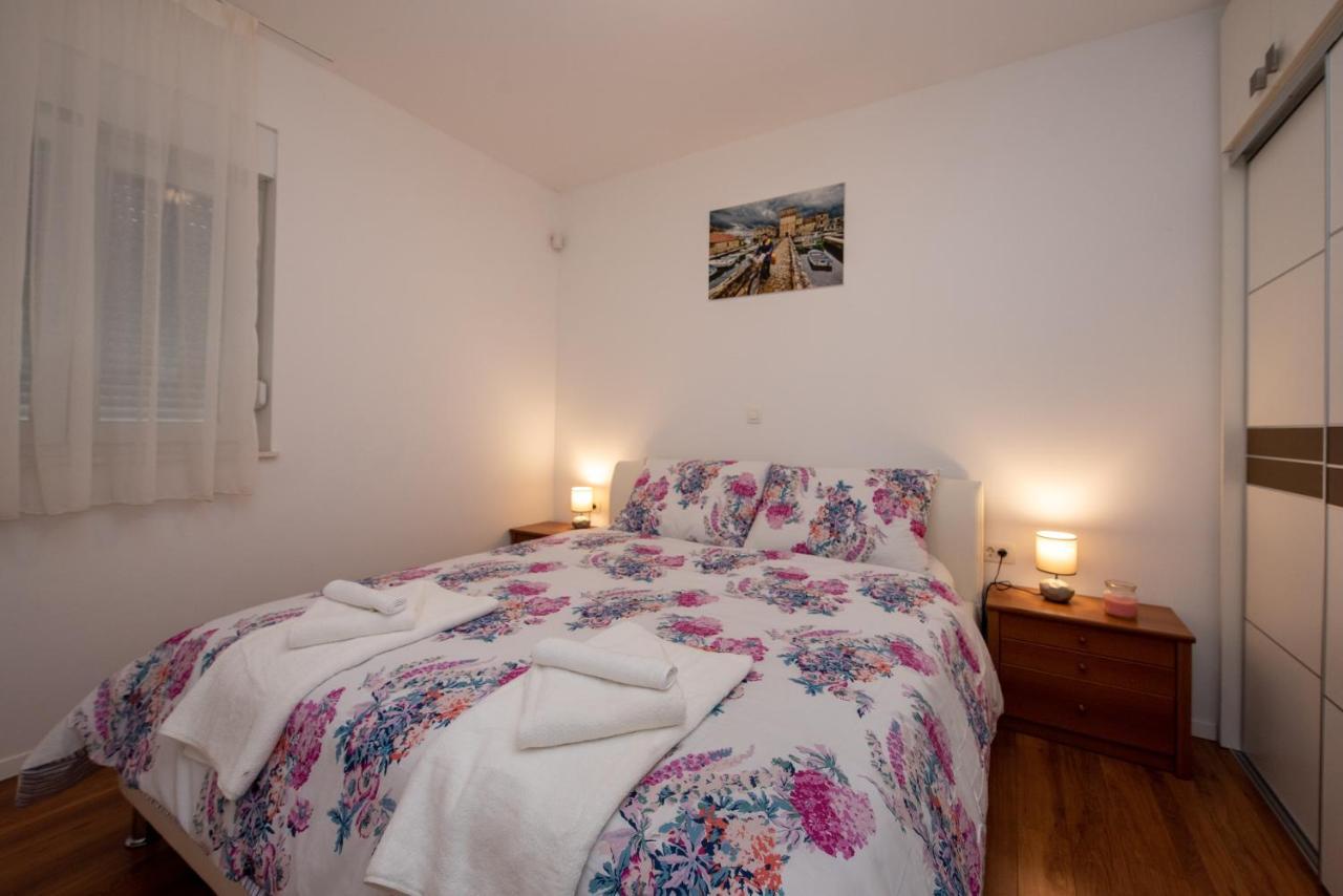 Apartment Miss Tina โตรกีร์ ภายนอก รูปภาพ