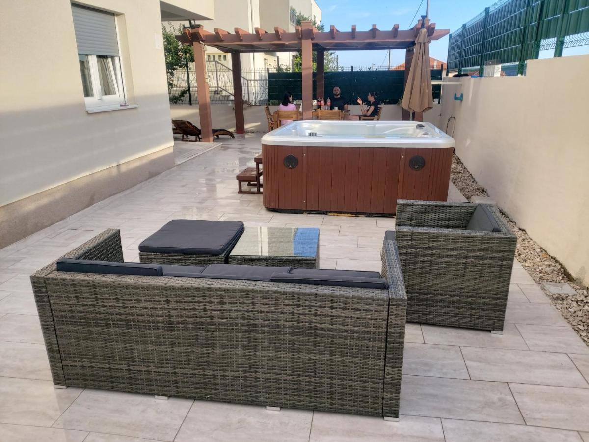 Apartment Miss Tina โตรกีร์ ภายนอก รูปภาพ